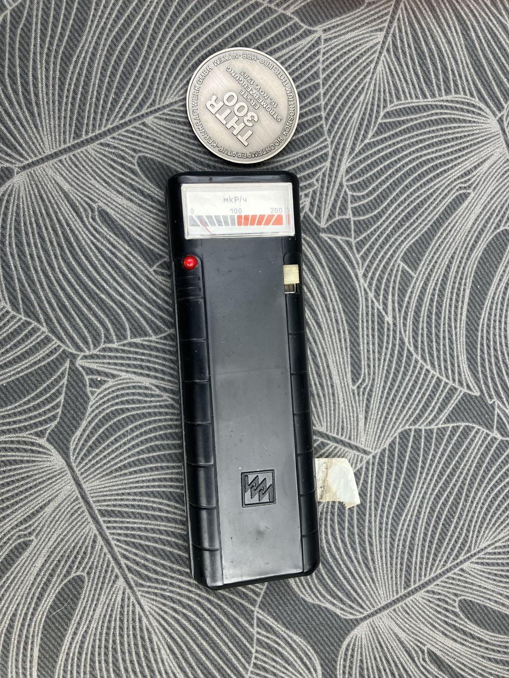 Geigercounter with THTR medal