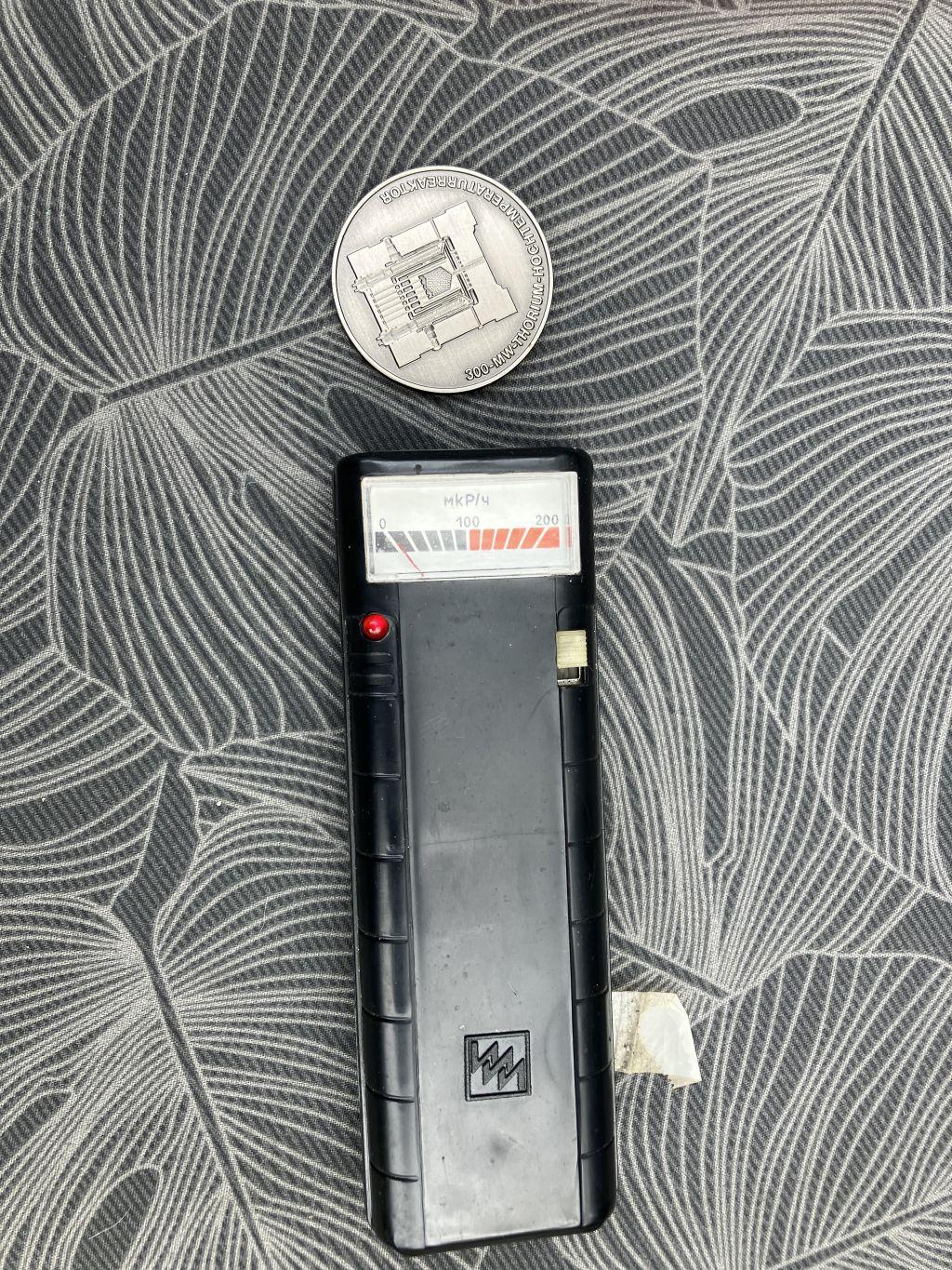 Geigercounter with THTR medal